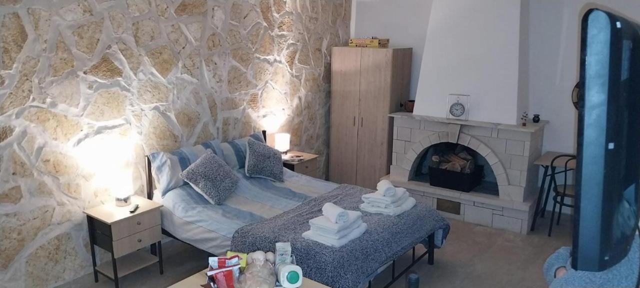 Lovely Studio In Strinilas With Its Own Pool Zewnętrze zdjęcie